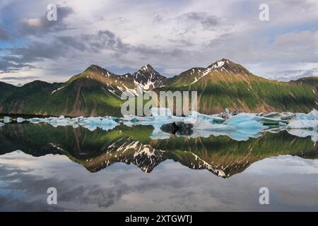 Morgendreflexionen der Kenai Peninsula Mountains und Eisberge in der Lagune am Bear Glacier in SüdzentralAlaska. Stockfoto