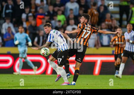 Charlie McNeill (17) kämpft am 14. August 2024 mit dem Hull City Verteidiger Finley Burns (17) während des Spiels Hull City FC gegen Sheffield Wednesday FC Carabao Cup Runde 1 im MKM Stadium, Hull, England, Vereinigtes Königreich Credit: Every Second Media/Alamy Live News Stockfoto