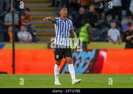 Sheffield Wednesday Verteidiger Liam Palmer (2) Gesten während des Spiels Hull City FC gegen Sheffield Wednesday FC Carabao Cup Runde 1 im MKM Stadium, Hull, England, Vereinigtes Königreich am 14. August 2024 Credit: Every Second Media/Alamy Live News Stockfoto