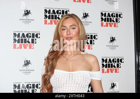 Patsy Field nimmt an der Sommersoiree „Love Island“ bei „Magic Mike Live“ Teil, die im Londoner Hippodrome stattfindet. Stockfoto