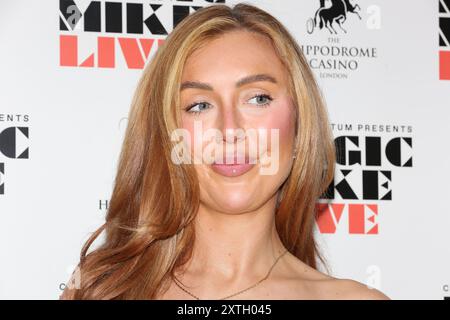 Patsy Field nimmt an der Sommersoiree „Love Island“ bei „Magic Mike Live“ Teil, die im Londoner Hippodrome stattfindet. Stockfoto