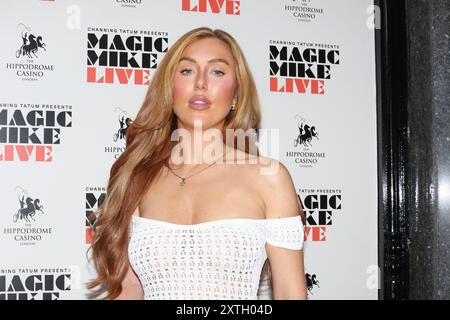 Patsy Field nimmt an der Sommersoiree „Love Island“ bei „Magic Mike Live“ Teil, die im Londoner Hippodrome stattfindet. Stockfoto