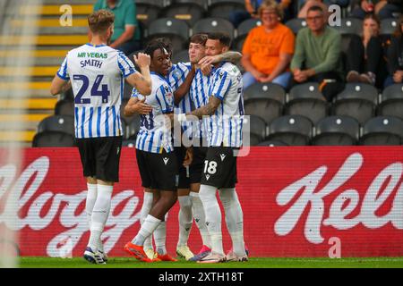 Sheffield Wednesday Stürmer Charlie McNeill (17) erzielt ein TOR 0-1 und feiert am 14. August 2024 beim Spiel Hull City FC gegen Sheffield Wednesday FC Carabao Cup Runde 1 im MKM Stadium, Hull, England, Großbritannien Credit: Every Second Media/Alamy Live News Stockfoto