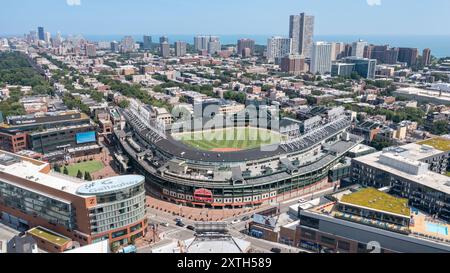 Eine Luftaufnahme des Wrigley Field Stadions der Chicago Cubs im Stadtteil Wrigleyville von Chicago. Stockfoto