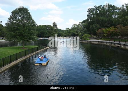 Tretboote auf dem See im Pullen Park in Raleigh, NC. Pullen ist der fünftälteste Vergnügungspark in den USA und der 16. Platz der Welt. Stockfoto