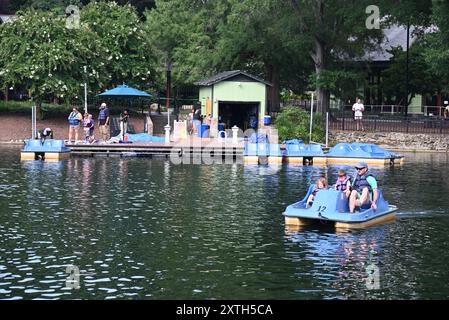 Tretboote auf dem See im Pullen Park in Raleigh, NC. Pullen ist der fünftälteste Vergnügungspark in den USA und der 16. Platz der Welt. Stockfoto