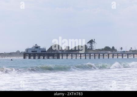 Malibu, Kalifornien, USA - 9. September 2023: Am Nachmittag scheint Sonnenlicht auf dem historischen Malibu Pier, als Wellen am Carbon Beach abstürzen. Stockfoto