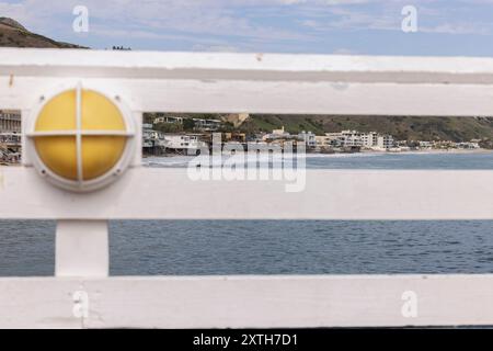 Malibu, Kalifornien, USA - 9. September 2023: Am Nachmittag scheint Sonnenlicht auf dem historischen Malibu Pier, als Wellen am Carbon Beach abstürzen. Stockfoto