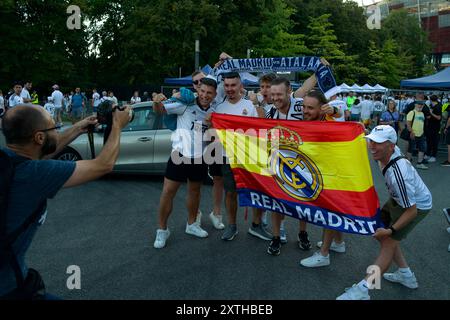 Warschau, UEFA-Supercup-Finale zwischen Real Madrid und Atalanta. August 2024. Die Fans treffen sich im Nationalstadion in Warschau, Polen, vor dem Finale des UEFA-Superpokals zwischen Real Madrid und Atalanta am 14. August 2024. Quelle: Jaap Arriens/Xinhua/Alamy Live News Stockfoto