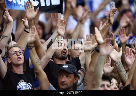 Warschau, Pologne. August 2024. Atalanta Fans beim Fußball-Spiel des UEFA Super Cup 2024 zwischen Real Madrid CF und Atalanta BC am 14. August 2024 im PGE Narodowy in Warschau, Polen - Foto Piotr Matusewicz/DPPI Credit: DPPI Media/Alamy Live News Stockfoto