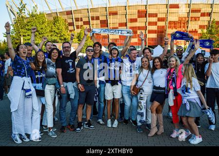 Atalanta-Fans posieren für ein Foto vor dem Stadion. Die Fans der spanischen Champions-League-Gewinner Real Madrid und der italienischen UEFA-Cup-Gewinner Atalanta trafen sich auf dem Kahla-Platz in Warschau neben der Weichsel zum UEFA-Super-Cup-Fanfestival. Im Vorfeld des Spiels an diesem Abend stehen die Besucher an, um Fotos mit der Trophäe zu machen und an mehreren Fußballspielen und -Aktivitäten teilzunehmen, bevor sie zum Stadion für das Spiel gehen. Der UEFA-Supercup findet am 14. August 2024 im PGE Narodowy in Warschau statt und wird von den Gewinnern der Champions League und der UEFA C bestritten Stockfoto