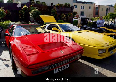 1987 Red Ferrari 328 GTS Turbo und 1989 Yellow Ferrari 348 TB, Greenwich, London, England. Stockfoto