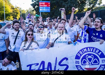 Polnische Real Madrid Fans rufen zur Unterstützung ihrer Mannschaft auf. Die Fans der spanischen Champions-League-Gewinner Real Madrid und der italienischen UEFA-Cup-Gewinner Atalanta trafen sich auf dem Kahla-Platz in Warschau neben der Weichsel zum UEFA-Super-Cup-Fanfestival. Im Vorfeld des Spiels an diesem Abend stehen die Besucher an, um Fotos mit der Trophäe zu machen und an mehreren Fußballspielen und -Aktivitäten teilzunehmen, bevor sie zum Stadion für das Spiel gehen. Der UEFA-Supercup findet am 14. August 2024 im PGE Narodowy in Warschau statt und wird von den Gewinnern der Champions League und der UEFA bestritten Stockfoto