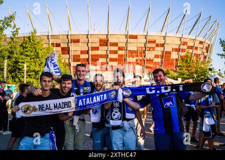 Atalanta-Fans posieren für ein Foto vor dem Stadion. Die Fans der spanischen Champions-League-Gewinner Real Madrid und der italienischen UEFA-Cup-Gewinner Atalanta trafen sich auf dem Kahla-Platz in Warschau neben der Weichsel zum UEFA-Super-Cup-Fanfestival. Im Vorfeld des Spiels an diesem Abend stehen die Besucher an, um Fotos mit der Trophäe zu machen und an mehreren Fußballspielen und -Aktivitäten teilzunehmen, bevor sie zum Stadion für das Spiel gehen. Der UEFA-Supercup findet am 14. August 2024 im PGE Narodowy in Warschau statt und wird von den Gewinnern der Champions League und der UEFA C bestritten Stockfoto