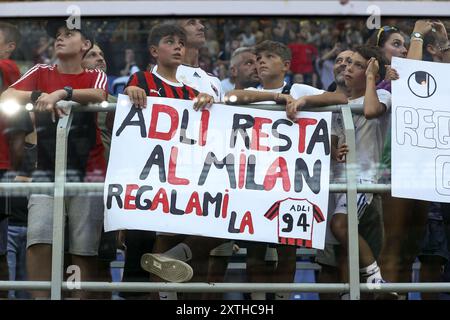 Mailand, Italien. August 2024. Italien, Mailand, 13. august 2024: Fans auf den Ständen zeigen Banner für das Trikot während des Fußballspiels AC Milan gegen AC Monza, Freundschaftsspiel „Trofeo Silvio Berlusconi“, San Siro StadiumAC Milan gegen AC Monza, Vorsaison „Trofeo Silvio Berlusconi“ am 13. august 2024 im San Siro Stadion umstritten (Foto: Fabrizio Andrea Bertani/Pacific Press) Credit: Pacific Press Media Production Corp./Alamy Live News Stockfoto