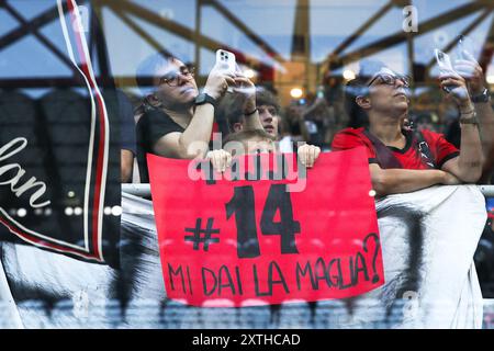 Mailand, Italien. August 2024. Italien, Mailand, 13. august 2024: Fans auf den Ständen zeigen Banner für das Trikot während des Fußballspiels AC Milan gegen AC Monza, Freundschaftsspiel „Trofeo Silvio Berlusconi“, San Siro StadiumAC Milan gegen AC Monza, Vorsaison „Trofeo Silvio Berlusconi“ am 13. august 2024 im San Siro Stadion umstritten (Foto: Fabrizio Andrea Bertani/Pacific Press) Credit: Pacific Press Media Production Corp./Alamy Live News Stockfoto