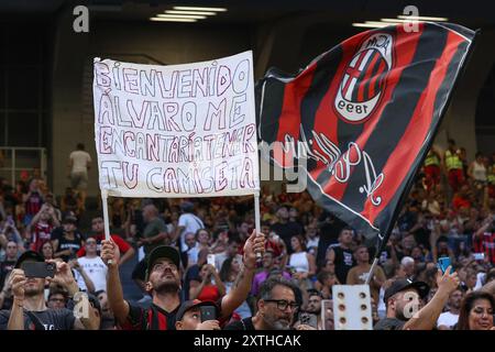 Mailand, Italien. August 2024. Italien, Mailand, 13. august 2024: Fans auf den Ständen zeigen Banner für das Trikot während des Fußballspiels AC Milan gegen AC Monza, Freundschaftsspiel „Trofeo Silvio Berlusconi“, San Siro StadiumAC Milan gegen AC Monza, Vorsaison „Trofeo Silvio Berlusconi“ am 13. august 2024 im San Siro Stadion umstritten (Foto: Fabrizio Andrea Bertani/Pacific Press) Credit: Pacific Press Media Production Corp./Alamy Live News Stockfoto