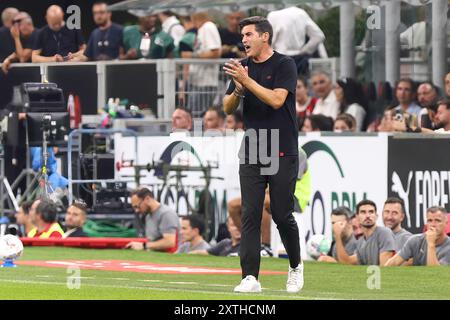 Mailand, Italien. August 2024. Italien, Mailand, 13. august 2024: Paulo Fonseca (Cheftrainer des AC Milan) gibt Ratschläge von der Bank in der ersten Halbzeit während des Fußballspiels AC Mailand gegen AC Monza, Freundschaftsspiel Trofeo Silvio Berlusconi, San Siro Stadium. AC Mailand gegen AC Monza, Vorsaison „Trofeo Silvio Berlusconi“ strittig. Im San Siro Stadion am 13. august 2024 (Foto: © Fabrizio Andrea Bertani/Pacific Press via ZUMA Press Wire) NUR REDAKTIONELLE VERWENDUNG! Nicht für kommerzielle ZWECKE! Stockfoto