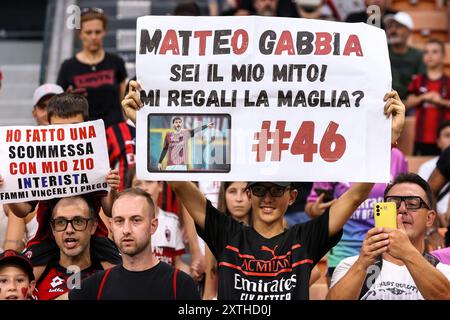 Mailand, Italien. August 2024. Italien, Mailand, 13. august 2024: Fans auf den Tribünen zeigen Banner für das Trikot während des Fußballspiels AC Mailand gegen AC Monza, Freundschaftsspiel „Trofeo Silvio Berlusconi“, San Siro Stadium. AC Mailand gegen AC Monza, Vorsaison „Trofeo Silvio Berlusconi“ strittig. Im San Siro Stadion am 13. august 2024 (Foto: © Fabrizio Andrea Bertani/Pacific Press via ZUMA Press Wire) NUR REDAKTIONELLE VERWENDUNG! Nicht für kommerzielle ZWECKE! Stockfoto