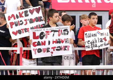 Mailand, Italien. August 2024. Italien, Mailand, 13. august 2024: Fans auf den Tribünen zeigen Banner für das Trikot während des Fußballspiels AC Mailand gegen AC Monza, Freundschaftsspiel „Trofeo Silvio Berlusconi“, San Siro Stadium. AC Mailand gegen AC Monza, Vorsaison „Trofeo Silvio Berlusconi“ strittig. Im San Siro Stadion am 13. august 2024 (Foto: © Fabrizio Andrea Bertani/Pacific Press via ZUMA Press Wire) NUR REDAKTIONELLE VERWENDUNG! Nicht für kommerzielle ZWECKE! Stockfoto