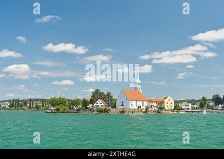 Blick auf die Gemeinde Wasserburg am Bodensee, Bodensee mit der Kirche St. Georg vom See aus gesehen Stockfoto