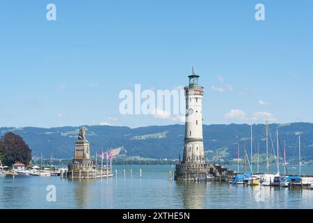 Hafeneingang zur Stadt Lindau am Bodensee, Bodensee mit dem neuen Leuchtturm und dem bayerischen Löwen Stockfoto