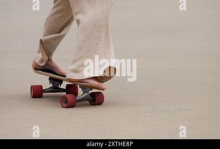 Lernen, wie man mit einer geneigten Aktion rote Räder dreht, ausgewählter Fokus mit Kopierraum für Text. Stockfoto