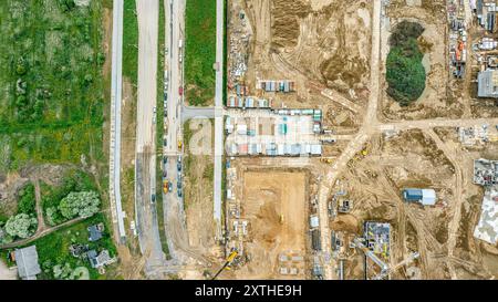 Baustelle, für Bauarbeiten vorbereitet. Stadtentwicklungsprojekt in neuer Nachbarschaft. Luftaufnahme. Stockfoto