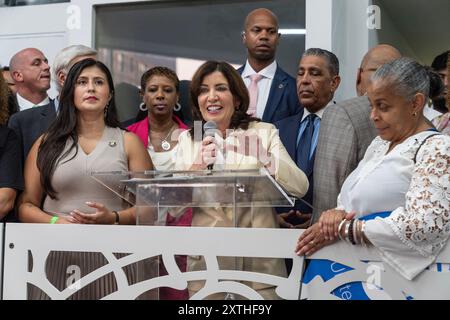 New York, USA. August 2024. Gouverneur Kathy Hochul spricht am 14. August 2024 auf einer Kundgebung zur Unterstützung von Kamala Harris für den Präsidenten in der Unity Hall in New York. Die Kundgebung zur Unterstützung von Kamala Harris wurde vom demokratischen Parteibezirk in West Harlem und dem Kongressabgeordneten Adriano Espaillat organisiert. Aktivisten hielten eine Protestkundgebung gegenüber der Einheitshalle ab, um Palästina zu unterstützen, und beschuldigten die Biden-Harris-Regierung der Komplizenschaft durch die Lieferung von Waffen an Israel. Diese Aktivisten verlangten, den Verkauf von Waffen an Israel einzustellen. (Foto: Lev Radin/SIPA USA) Credit: SIPA USA/Alamy Live News Stockfoto