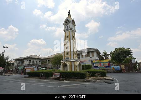 Der zentrale Uhrenturm in der Stadt Nonthaburi mit seinem Museum im Hintergrund in der ehemaligen Nonthaburi Provinzhalle Stockfoto