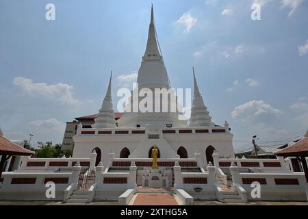 Die 30 m hohe Phra Maha chedi Stupa am Wat Khemaphitaram Rajaworaviharn in Nonthaburi, Thailand, soll Reliquien des Herrn Buddha beherbergen Stockfoto