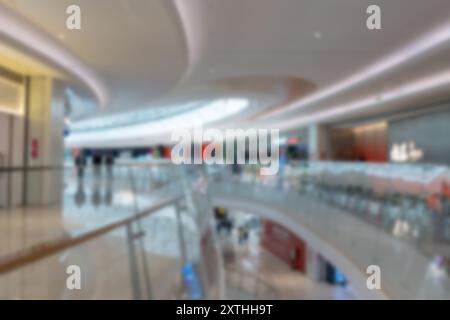 Eine verschwommene Weitwinkelaufnahme eines modernen Einkaufszentrums in Shenzhen, China. Das Bild zeigt einen Bokeh-Effekt und eine Ansicht von einer oberen Toilette Stockfoto