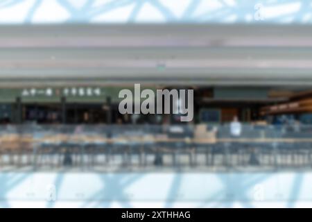 Ein verschwommener Blick auf ein modernes Einkaufszentrum in Shenzhen, China. Das Bild zeigt Bokeh-Lichter und einen Blick auf ein Café. Stockfoto