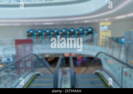 Ein verschwommenes Bild von zwei Rolltreppen in einem Einkaufszentrum in Shenzhen, China. Das Bild besteht aus verschwommenem Licht und Bokeh-Effekten. Stockfoto