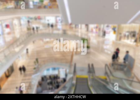 Ein verschwommenes Foto eines Einkaufszentrums in Shenzhen, China, mit einer Rolltreppe im Vordergrund. Stockfoto