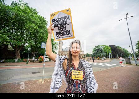 Den Haag, Niederlande. August 2024. Eine pro-ägyptische Demonstrantin hält ein Plakat, das ihre Meinung während der Demonstration „11 Jahre der Schande“ zum Ausdruck bringt. Am 14. August 2013 benutzten die ägyptische Polizei und in geringerem Maße die Armee tödliche Gewalt, um zwei Lager friedlicher Demonstranten in Cario zu „zerstreuen“: Sie waren Gegner des Militärputsches auf dem Rabaa Al-Adwija-Platz und dem Al-Nahda-Platz. Mehr als 900 Menschen wurden an diesem Tag getötet, und seitdem wurden mehr als 100.000 Menschen inhaftiert, und Hunderte von weiteren sind seitdem verschwunden. Quelle: SOPA Images Limited/Alamy Live News Stockfoto