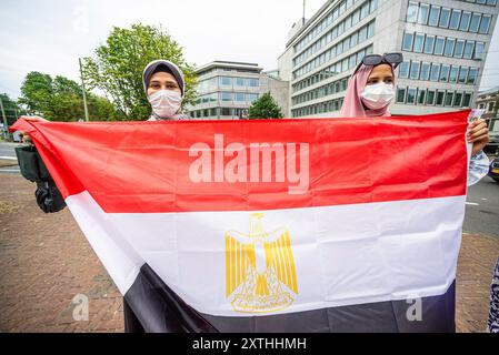 Den Haag, Niederlande. August 2024. Die Demonstranten halten während der Demonstration „11 Jahre der Schande“ eine Flagge. Am 14. August 2013 benutzten die ägyptische Polizei und in geringerem Maße die Armee tödliche Gewalt, um zwei Lager friedlicher Demonstranten in Cario zu „zerstreuen“: Sie waren Gegner des Militärputsches auf dem Rabaa Al-Adwija-Platz und dem Al-Nahda-Platz. Mehr als 900 Menschen wurden an diesem Tag getötet, und seitdem wurden mehr als 100.000 Menschen inhaftiert, und Hunderte von weiteren sind seitdem verschwunden. Quelle: SOPA Images Limited/Alamy Live News Stockfoto