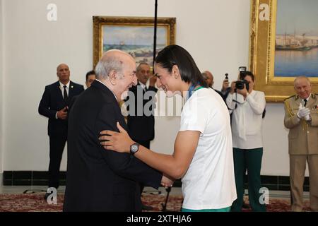 Algier, Algerien. August 2024. Der algerische Präsident Abdelmadjid Tebboune erhält Goldmedaillengewinner Imane Khelif sowie die beiden anderen Olympiasieger Djamel Sedjati und Kaylia Nemour im Mouradia Presidential Palace in Algier, Algerien am 14. August 2024. Foto: Balkis Press/ABACAPRESS. COM Credit: Abaca Press/Alamy Live News Stockfoto