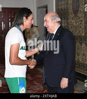 Algier, Algerien. August 2024. Der algerische Präsident Abdelmadjid Tebboune erhält Goldmedaillengewinner Imane Khelif sowie die beiden anderen Olympiasieger Djamel Sedjati und Kaylia Nemour im Mouradia Presidential Palace in Algier, Algerien am 14. August 2024. Foto: Balkis Press/ABACAPRESS. COM Credit: Abaca Press/Alamy Live News Stockfoto