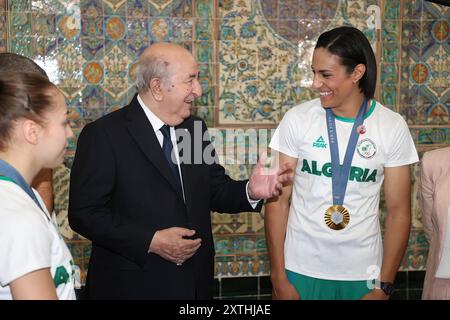 Algier, Algerien. August 2024. Der algerische Präsident Abdelmadjid Tebboune erhält Goldmedaillengewinner Imane Khelif sowie die beiden anderen Olympiasieger Djamel Sedjati und Kaylia Nemour im Mouradia Presidential Palace in Algier, Algerien am 14. August 2024. Foto: Balkis Press/ABACAPRESS. COM Credit: Abaca Press/Alamy Live News Stockfoto