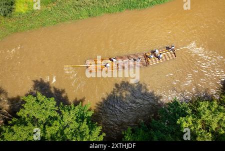 Blick aus der Vogelperspektive auf die traditionelle Abfahrt von „Raiers“ (Flussraftern) im Fluss Noguera Pallaresa zwischen der Collegats-Schlucht und Pobla de Segur Stockfoto