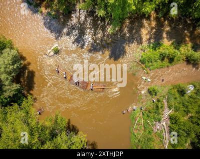 Blick aus der Vogelperspektive auf die traditionelle Abfahrt von „Raiers“ (Flussraftern) im Fluss Noguera Pallaresa zwischen der Collegats-Schlucht und Pobla de Segur Stockfoto