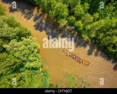 Blick aus der Vogelperspektive auf die traditionelle Abfahrt von „Raiers“ (Flussraftern) im Fluss Noguera Pallaresa zwischen der Collegats-Schlucht und Pobla de Segur Stockfoto