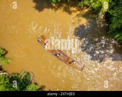 Blick aus der Vogelperspektive auf die traditionelle Abfahrt von „Raiers“ (Flussraftern) im Fluss Noguera Pallaresa zwischen der Collegats-Schlucht und Pobla de Segur Stockfoto