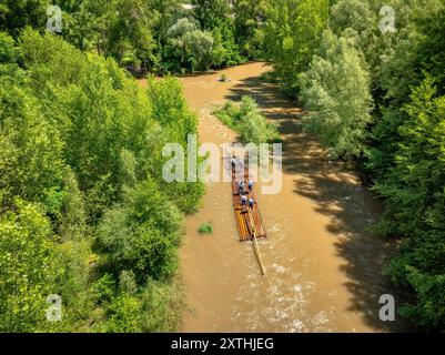 Blick aus der Vogelperspektive auf die traditionelle Abfahrt von „Raiers“ (Flussraftern) im Fluss Noguera Pallaresa zwischen der Collegats-Schlucht und Pobla de Segur Stockfoto