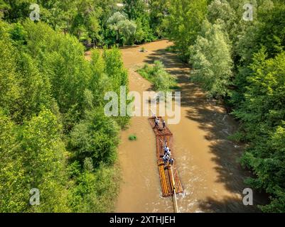 Blick aus der Vogelperspektive auf die traditionelle Abfahrt von „Raiers“ (Flussraftern) im Fluss Noguera Pallaresa zwischen der Collegats-Schlucht und Pobla de Segur Stockfoto