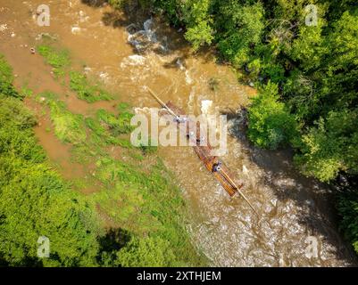 Blick aus der Vogelperspektive auf die traditionelle Abfahrt von „Raiers“ (Flussraftern) im Fluss Noguera Pallaresa zwischen der Collegats-Schlucht und Pobla de Segur Stockfoto