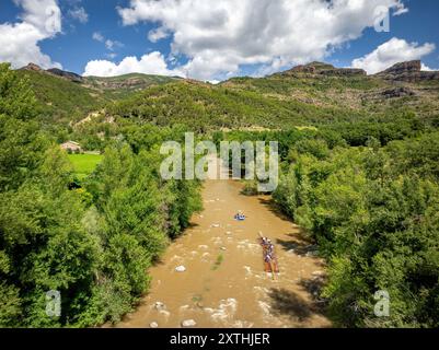 Blick aus der Vogelperspektive auf die traditionelle Abfahrt von „Raiers“ (Flussraftern) im Fluss Noguera Pallaresa zwischen der Collegats-Schlucht und Pobla de Segur Stockfoto