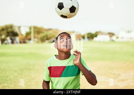 Sport-, Boy- und Kopfball im Fußball auf dem Spielfeld für Balance, Trickübungen und Training für Wettkämpfe. Fußball, Spieler und Spiel mit Talent Stockfoto