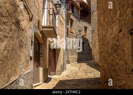 Straßen, Häuser und Orte im Dorf Gombrèn an einem Frühlingsmorgen (Ripollès, Girona, Katalonien, Spanien, Pyrenäen) Stockfoto